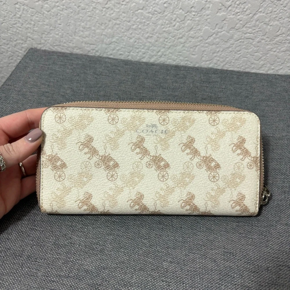 NWT COACH SLIM ACCORDION ZIP WALLET WITH HORSE AND CARRIAGE PRINt CREAM BEIGE - Picture 2 of 11